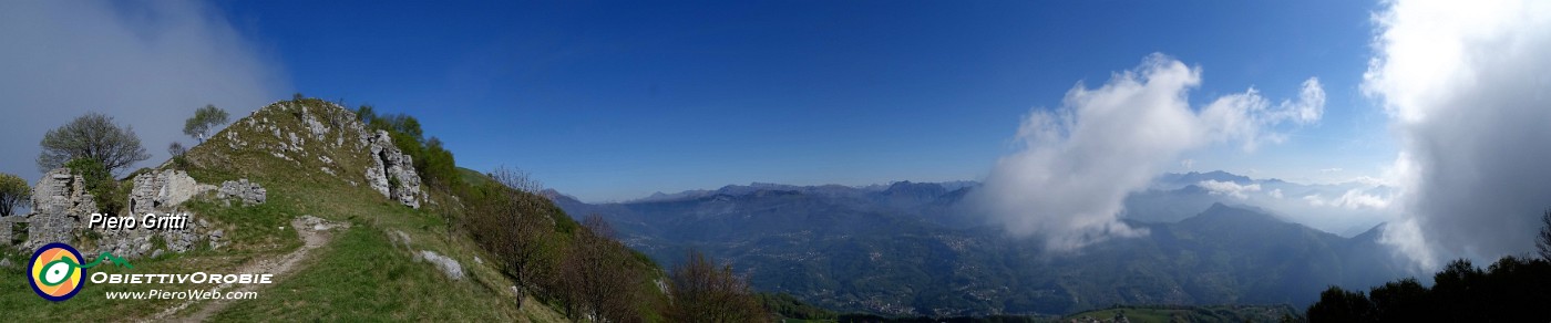 28 Sereno verso i monti, nebbie risalgono dalla pianura.jpg